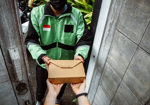 Every parcel on its way, from every carrier, in one place.